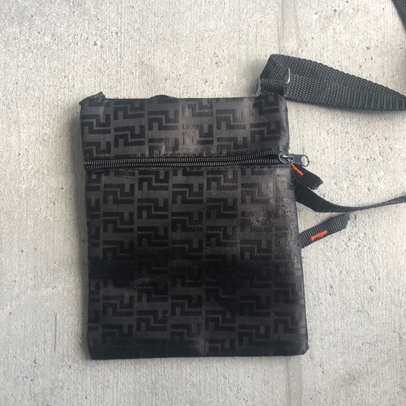 Black cross body bag zip up - Picture 3 of 3